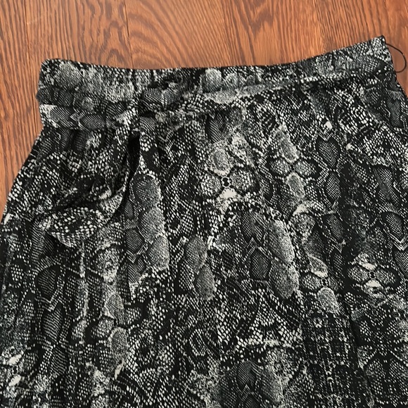 RW&Co Black Pleated Skirt Size Small - Picture 2 of 6